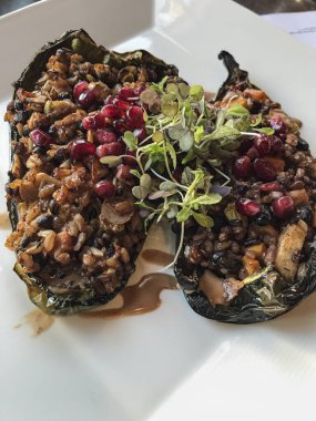 Beyaz üzerine poblano biberi doldurulmuş. Yüksek kalite fotoğraf