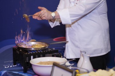 Şef New Orleans 'ta muzlu tatlı hazırlıyor. Yüksek kalite fotoğraf