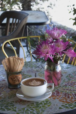 Restoranda bir fincan kapuçino. Yüksek kalite fotoğraf
