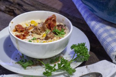 Yengeç ve mısır çorbası mı yoksa mavi ve beyaz çanak çömlek içinde balık çorbası mı? Yüksek kalite fotoğraf