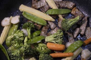 Biftek ve Sebze Kızartma Yemeği. Yüksek kalite fotoğraf