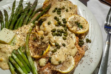 Benekli alabalık ve kuşkonmaz sosu. Yüksek kalite fotoğraf