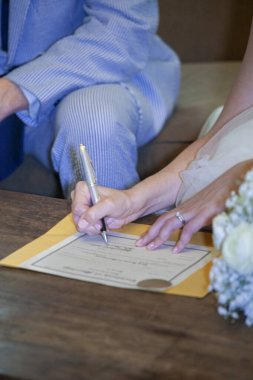 Evlilik belgesi imzalayan bir çift. Yüksek kalite fotoğraf