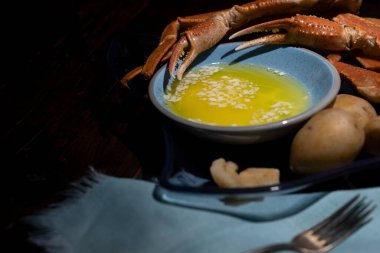 Tereyağı sürülmüş lezzetli yengeç kümeleri. Yüksek kalite fotoğraf