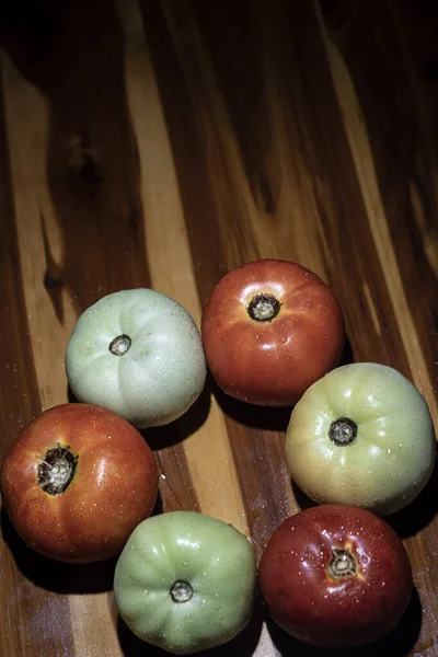 Φρέσκες Κόκκινες Και Πράσινες Ντομάτες Υψηλής Ποιότητας Φωτογραφία — Φωτογραφία Αρχείου