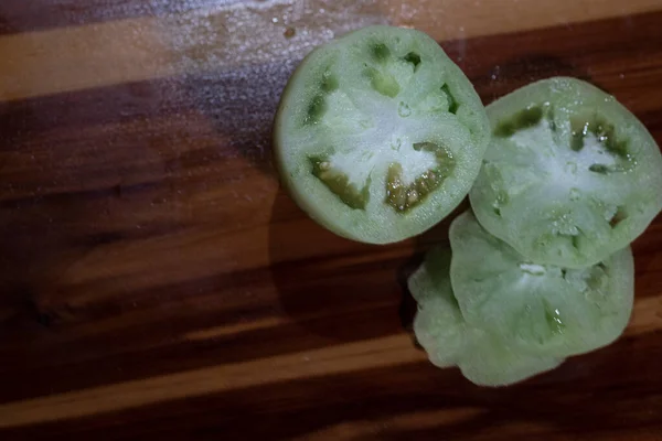 Frisch Geschnittene Grüne Tomaten Auf Dunklem Hintergrund Hochwertiges Foto — Stockfoto
