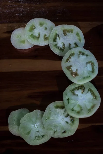 Tomates Verdes Frescos Rodajas Sobre Fondo Oscuro Foto Alta Calidad —  Fotos de Stock
