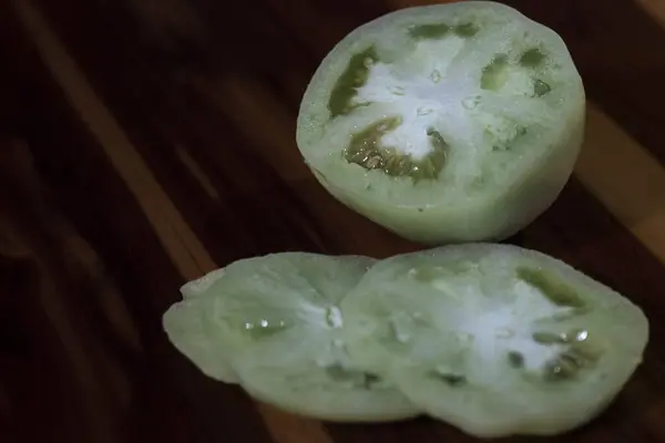 어두운 배경에 신선한 토마토 품질의 — 스톡 사진