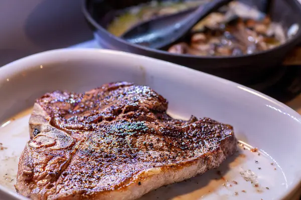 Kenarlı Biftek Yemeği Yüksek Kalite Fotoğraf — Stok fotoğraf