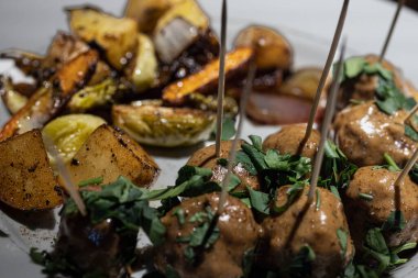 Kızarmış sebzeli İsveç köftesi. Yüksek kalite fotoğraf