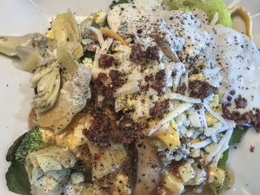 Akşam yemeği için enginarlı taze salata. Yüksek kalite fotoğraf