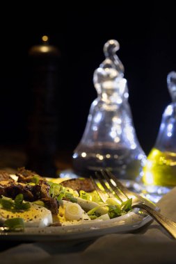 Yağlı ve sirkeli ızgara tavuk salatası. Yüksek kalite fotoğraf