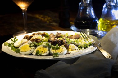 Yağlı ve sirkeli ızgara tavuk salatası. Yüksek kalite fotoğraf