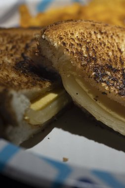 Kızarmış peynirli sandviç ve patates cipsi. Yüksek kalite fotoğraf