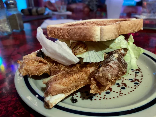 Смажений Свинячий Бутерброд Нарізати Кісткою Їжу Душі Високоякісна Фотографія — стокове фото