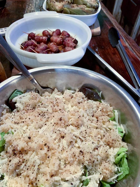 新鲜沙拉配洋蓟当晚餐 高质量的照片 — 图库照片