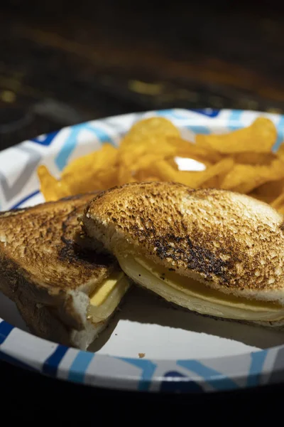 ポテトチップスで焼いたチーズサンドイッチ 高品質の写真 — ストック写真