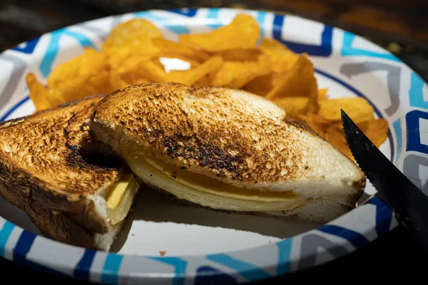 Сэндвич Сыром Картофельными Чипсами Высокое Качество Фото — стоковое фото