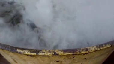 Kazanda ya da kovada kuru buz bulutu buharı. Yüksek kalite 4k görüntü