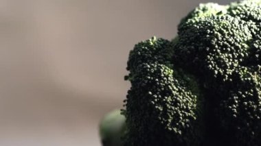 Dönen taze brokoli tacının makrosu. Yüksek kalite 4k görüntü