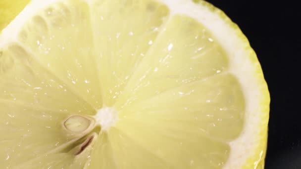 Macro Slice Fresh Lemon Rotating Reflection High Quality Footage — Stock Video