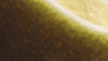 Siyah yansımalı taze dilimlenmiş limon. Yüksek kalite 4k görüntü