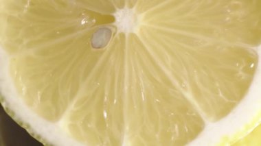 Siyah yansımalı taze dilimlenmiş limon. Yüksek kalite 4k görüntü