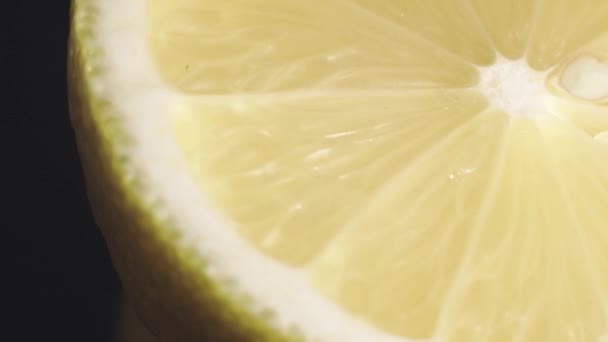 Limão Fatiado Fresco Que Gira Com Reflexão Preta Imagens Alta — Vídeo de Stock