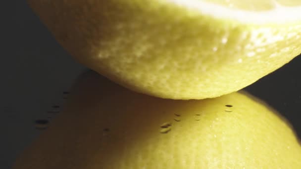 Lemon Segar Diiris Berputar Dengan Refleksi Hitam Rekaman Berkualitas Tinggi — Stok Video