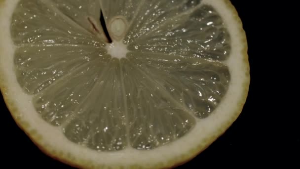 新鲜切片柠檬旋转与黑色的倒影 高质量的4K镜头 — 图库视频影像