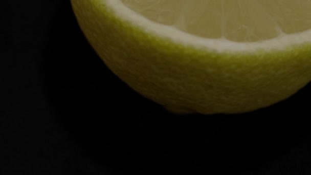 Свіжий Нарізаний Лимон Обертається Чорним Відображенням Високоякісні Кадри — стокове відео