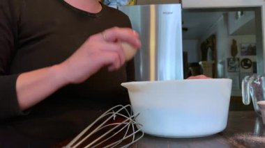 Pişirmek için bir yumurtayı kaseye kırmak. Yüksek kalite 4k görüntü