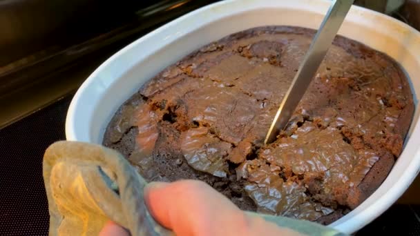 Frisch Gebackene Brownies Einer Schüssel Schneiden Hochwertiges Filmmaterial — Stockvideo
