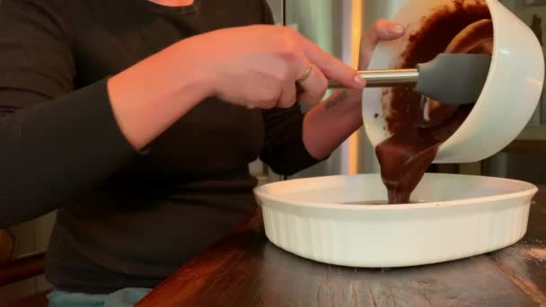 Gadis Muda Menuangkan Kue Coklat Atau Campuran Kue Dalam Panci — Stok Video