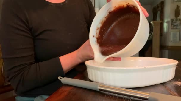 小女孩把巧克力或蛋糕倒入锅中 高质量的4K镜头 — 图库视频影像