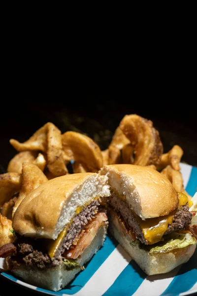 Cheeseburger Bacon Brioche Bun Spesse Patatine Tagliate Foto Alta Qualità — Foto Stock
