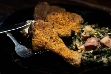 Güney usulü kızarmış tavuk ve hardal yeşili akşam yemeği. Yüksek kalite fotoğraf