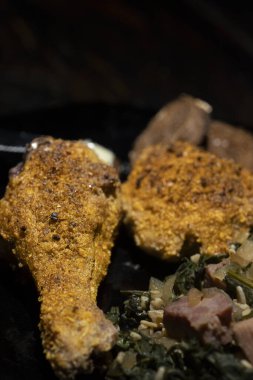 Güney usulü kızarmış tavuk ve hardal yeşili akşam yemeği. Yüksek kalite fotoğraf