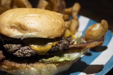 Pastırmalı çizburger ve çörek, kalın patates kızartması. Yüksek kalite fotoğraf