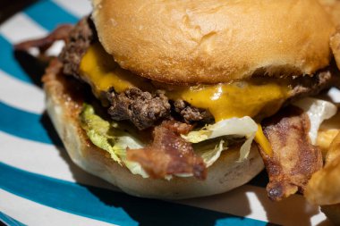 Pastırmalı çizburger ve çörek, kalın patates kızartması. Yüksek kalite fotoğraf