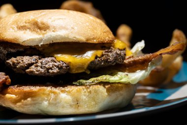 Pastırmalı çizburger ve çörek, kalın patates kızartması. Yüksek kalite fotoğraf