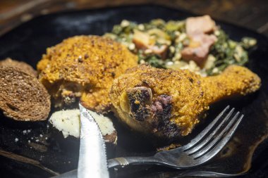 Güney usulü kızarmış tavuk ve hardal yeşili akşam yemeği. Yüksek kalite fotoğraf