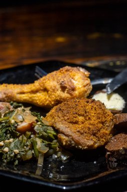 Güney usulü kızarmış tavuk ve hardal yeşili akşam yemeği. Yüksek kalite fotoğraf