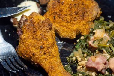 Güney usulü kızarmış tavuk ve hardal yeşili akşam yemeği. Yüksek kalite fotoğraf