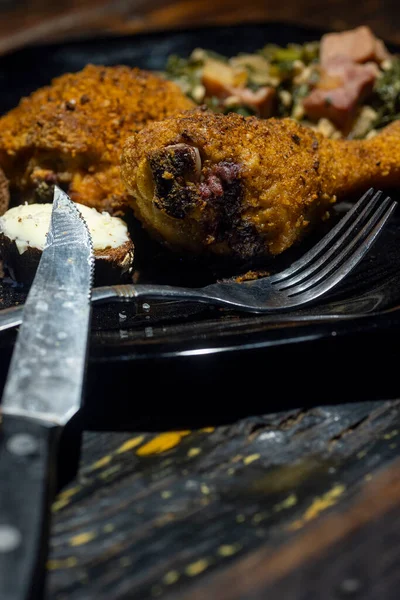 Südliches Gebratenes Hühnchen Und Senfgemüse Zum Abendessen Hochwertiges Foto — Stockfoto