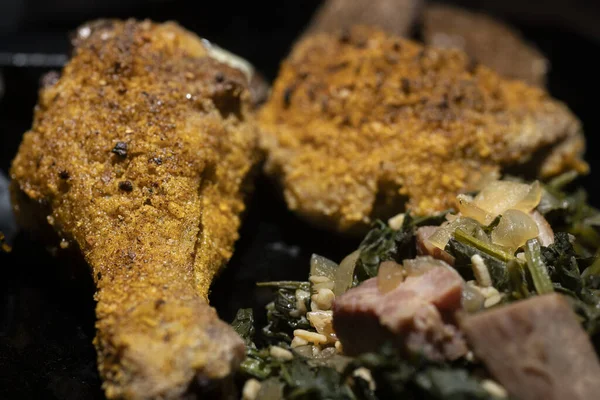 Déli Sült Csirke Mustárzöldség Vacsora Kiváló Minőségű Fénykép — Stock Fotó
