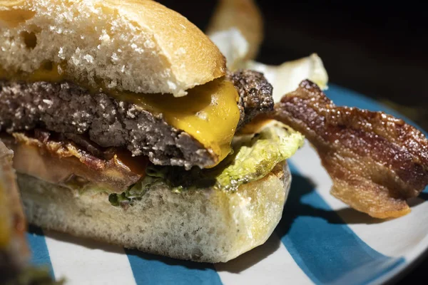 Bacon Cheeseburger Sur Brioche Pain Frites Coupées Épaisses Photo Haute — Photo