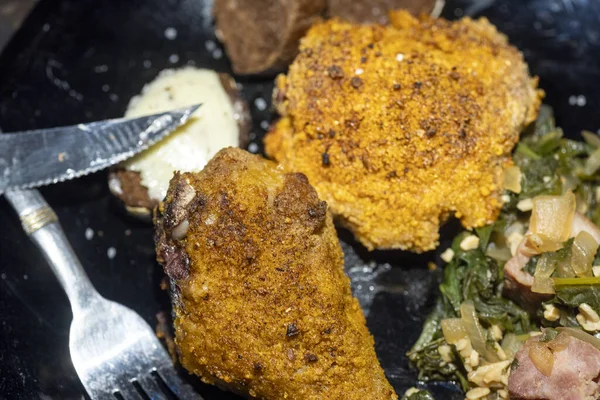 Güney usulü kızarmış tavuk ve hardal yeşili akşam yemeği. Yüksek kalite fotoğraf