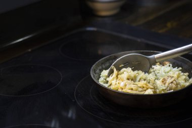 Dökme demir tavada pişen doğranmış mücver. Yüksek kalite fotoğraf