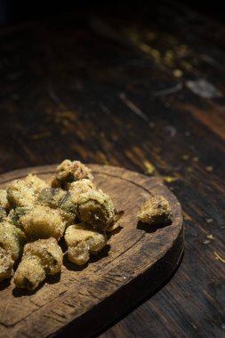 Kızarmış bamya pişirilmiş ve antika bir kesim tahtasının üzerinde. Yüksek kalite fotoğraf